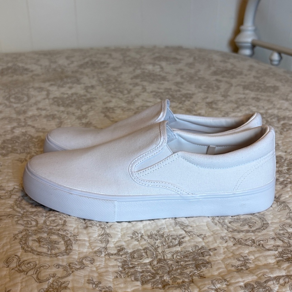 No Boundaries Classic White Slip-On Shoes - Picture 5 of 8